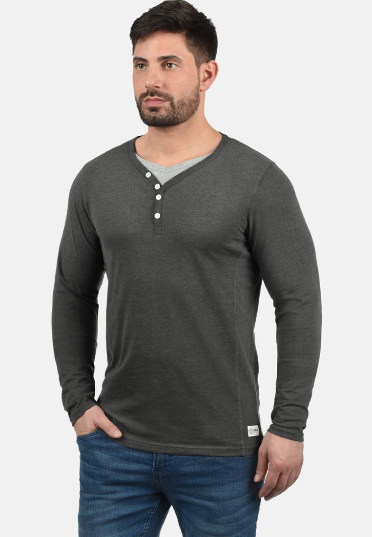 Mørkegrå langermet henley-skjorte med V-hals-design, som har tre hvite knapper på stigen og en grå indre krage.
