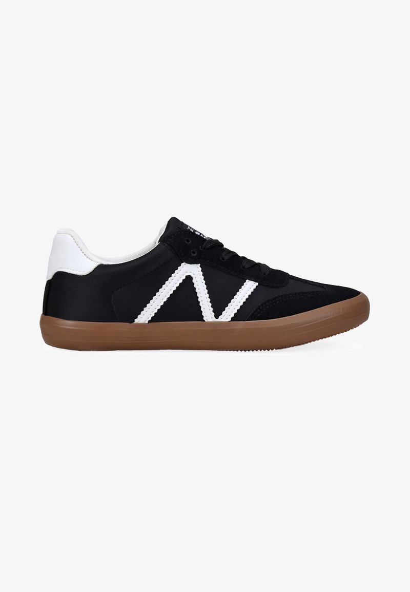 Sneaker nera con accenti bianchi, suola in gomma e design con lacci. Realizzata in materiali scamosciati e tessili, con un logo prominente sul lato.