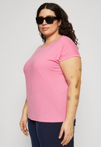 Vero Moda Curve VMAYA PLAIN - Lihtne T-särk - pink cosmos