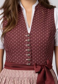Bordeaux-farbenes Kleid mit einem kleinen Blumenmuster, silbernen Knopfverschluss und Spitzenbesatz. Es verfügt über ein passendes Taillenband und einen plissierten Rock.