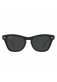 Occhiali da sole neri a occhio di gatto con lenti scure, montatura in plastica, lenti ovali prominenti e sottili dettagli laterali. Logo Ray-Ban sull'angolo superiore sinistro della lente.