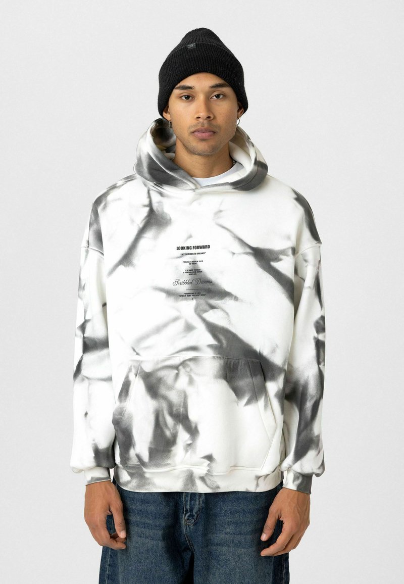 Witte en zwarte tie-dye hoodie met kangoeroezak, verstelbare trekkoordcapuchon en bedrukte tekst op de voorkant. Zware stof.