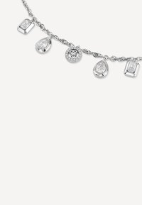 Collana in argento con catena e cinque ciondoli: due forma di goccia, un ciondolo circolare con pietre e due design rettangolari.