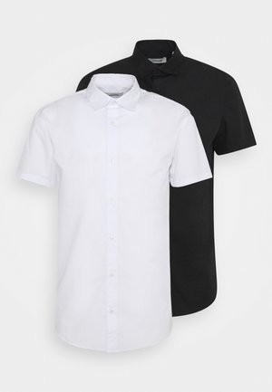 Set di camicie a maniche corte in bianco e nero, realizzato in cotone, con chiusura a bottoni, colli a punta e una texture liscia.