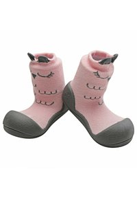 Calcetines de punto rosa con una suela de goma gris, que presentan un diseño de cara de animal lindo, con bigotes y orejas en la parte superior. Textura suave y puños elásticos.