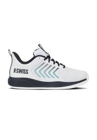 Λευκό και μαύρο αθλητικό παπούτσι K-Swiss με κορδόνια, σχέδιο σε σχήμα βέλους στο πλευρό και επενδυμένο πάτο σε απλό λευκό φόντο.