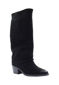 Czarne zamszowe kozaki do kolan o zwężonym kroju, z zaokrąglonym przodem i niskim, platformowym obcasem. Gładka tekstura i minimalne detale przeszyć.
