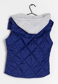 Marinblå kviltad väst med diamantmönster, grå huva, utan ärmar och en upphängningsslinga. Visar en glänsande, lätt tygstruktur.