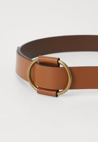 Brun läderbälte med platt design, bred rem och spänne i guldmetall med läderdetaljer. Slät textur med en kontrasterande inners färg.