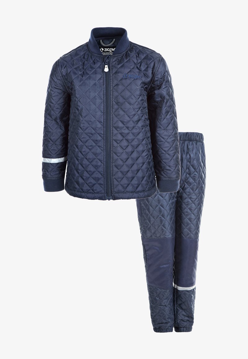 Laivaston sininen päällystakki ja housusetti, jossa on vetoketjukiinnitys, pystykaulus ja heijastavat yksityiskohdat hihoissa ja housuissa. Sujuva pinta.