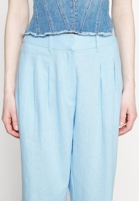 DKNY PLEATED TROUSER - Παντελόνι - frosting blue