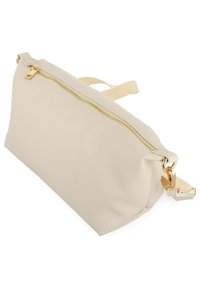 Bolso beige con cremallera, hecho de material suave, con una cremallera y herrajes dorados, y una correa desmontable. Forma rectangular.