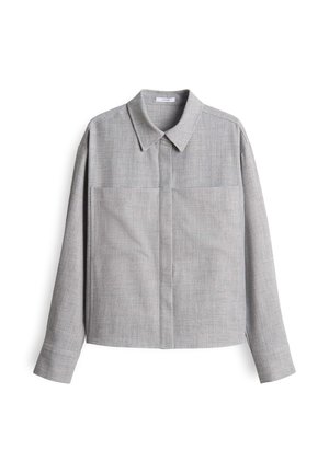 Camicia grigia con colletto e maniche lunghe, realizzata in tessuto testurizzato. Presenta due tasche frontali e un orlo diritto.
