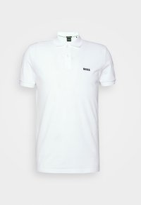 Vit pikétröja i bomull med krage, treknappsstängning, korta ärmar och svart "BOSS"-logga på bröstet.