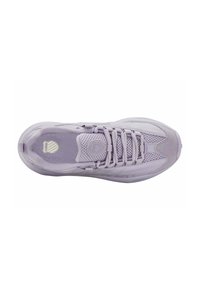Scarpe da ginnastica di colore viola chiaro con tomaia in mesh e suede, design con lacci, linguetta imbottita e suola in gomma testurizzata.