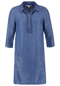 Blå denimklänning i knälängd med trekvartsärmar, knappslå med rufflekant, krage och sidfickor.