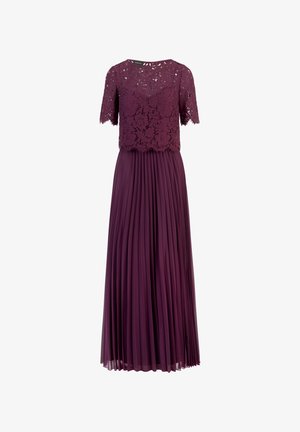 Langes, plissiertes Kleid in tiefem Lila mit einer strukturierten Spitzen-Overlay mit kurzen Ärmeln. Blumendesign auf dem Oberteil. Glattes, fließendes Material.