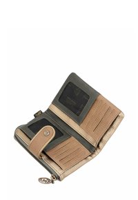 Billetera con cierre de cremallera, con un exterior de cuero gris y beige, ranuras para tarjetas, bolsillo transparente para identificación y un acento de logo metálico.