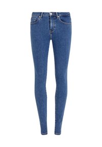 Jeans ajustados de denim de peso medio, con un tono azul medio, cinco bolsillos y detalles de costura sutiles a lo largo de las costuras.