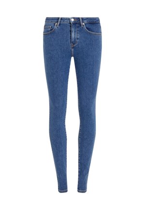 Jeans ajustados de denim de peso medio, con un tono azul medio, cinco bolsillos y detalles de costura sutiles a lo largo de las costuras.