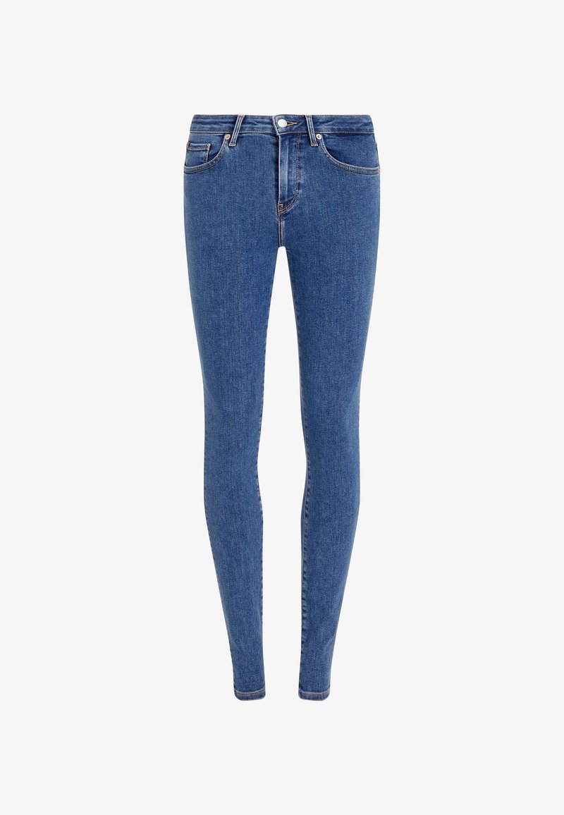 Un jean skinny en denim de poids moyen, de couleur bleu moyen, avec cinq poches et des accents de couture subtils le long des coutures.