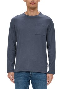 T-shirt z długim rękawem w ciemnoszarym kolorze, z okrągłym dekoltem i kieszenią na piersi; wykonany z miękkiej bawełnianej tkaniny o gładkiej fakturze.