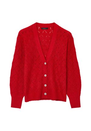 Roter, gestrickter Cardigan mit einem Rautenmuster, V-Ausschnitt, langen Ärmeln und sechs dekorativen Knöpfen vorne. Leichtes, strukturiertes Material.