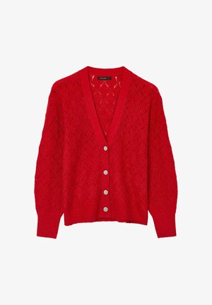 Roter, gestrickter Cardigan mit einem Rautenmuster, V-Ausschnitt, langen Ärmeln und sechs dekorativen Knöpfen vorne. Leichtes, strukturiertes Material.