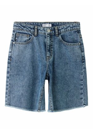 Blå denimshorts med rå kant, knapp og glidelås foran, beltehemper og femlommers design.