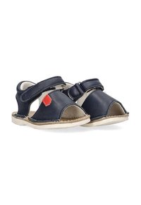 Sandalias de cuero azul marino con un diseño abierto, correas ajustables, acento rojo y suela blanca texturizada. Forro interior suave.