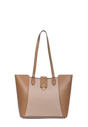 Borsa tote in pelle tan e beige con design strutturato, manici doppi e una patta frontale con chiusura in tonalità dorata. Texture liscia e accenti minimali.