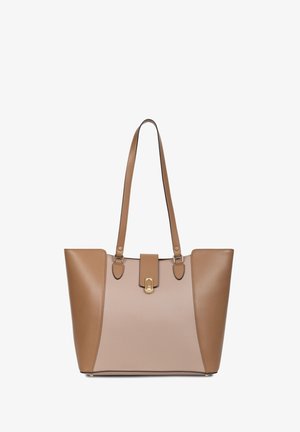 Borsa tote in pelle tan e beige con design strutturato, manici doppi e una patta frontale con chiusura in tonalità dorata. Texture liscia e accenti minimali.