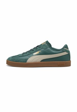 Baskets basses vertes Puma avec bande beige, semelle en gomme, logo Puma doré sur le côté et sur la languette, fermeture à lacets.