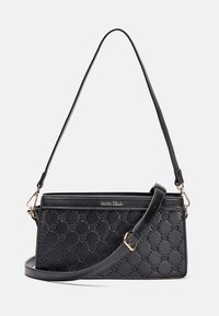 Sac d'épaule rectangulaire noir avec motif embossé, ferrures dorées, sangle ajustable et logo "ANNA FIELD" à l'avant.