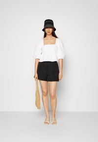 Abercrombie & Fitch FLUTTER CINCH FRONT FAUX FASHION - T-shirt básica - white
