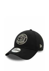 Gorra de béisbol negra con un logotipo bordado en blanco que dice "Brooklyn Nueva York". Tiene una visera curva y un cierre ajustable tipo snapback.