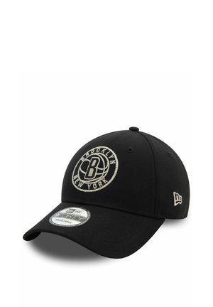 Casquette de baseball noire avec un logo brodé "Brooklyn New York" en blanc. Elle possède une visière incurvée et une fermeture snapback réglable.