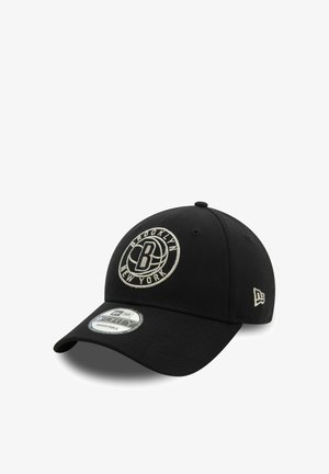 Casquette de baseball noire avec un logo brodé "Brooklyn New York" en blanc. Elle possède une visière incurvée et une fermeture snapback réglable.