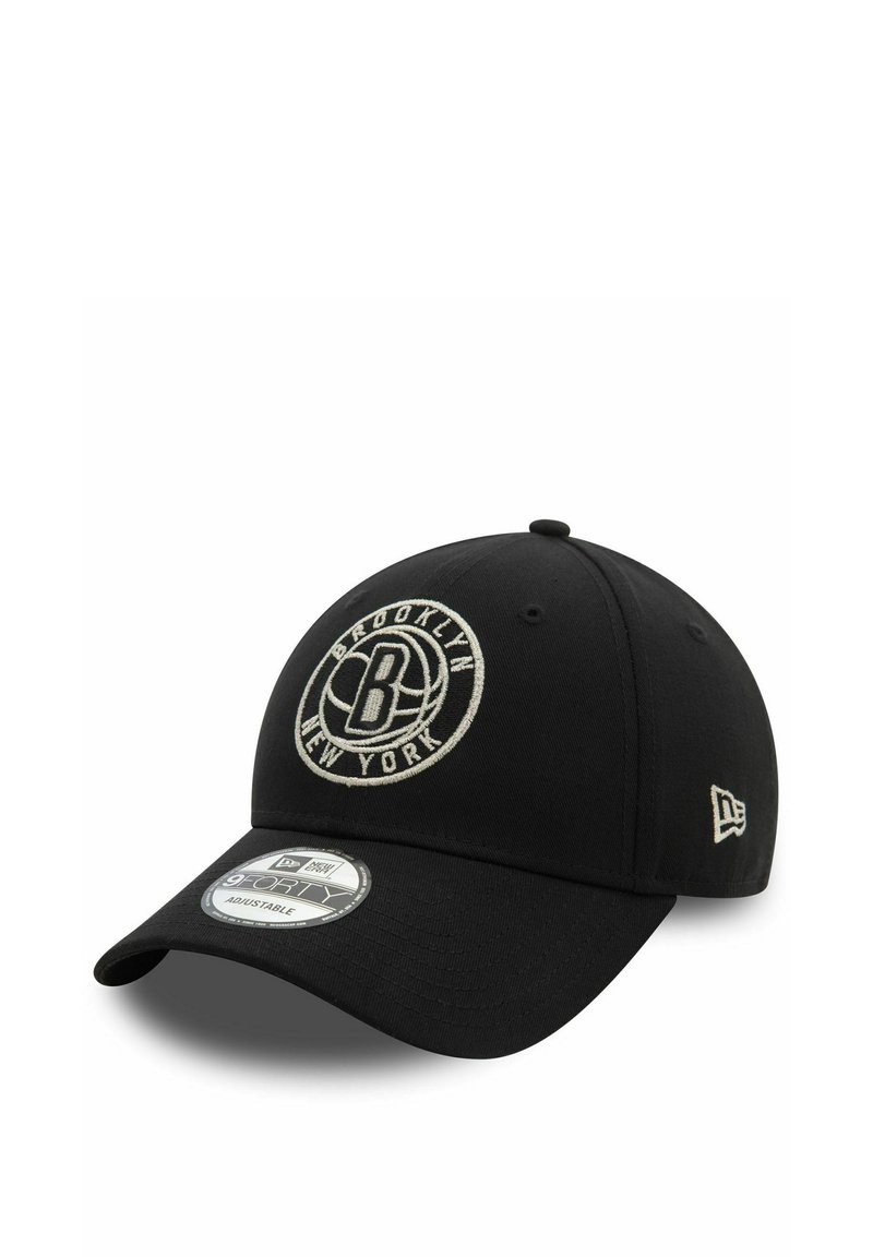 Gorra de béisbol negra con un logotipo bordado en blanco que dice "Brooklyn Nueva York". Tiene una visera curva y un cierre ajustable tipo snapback.