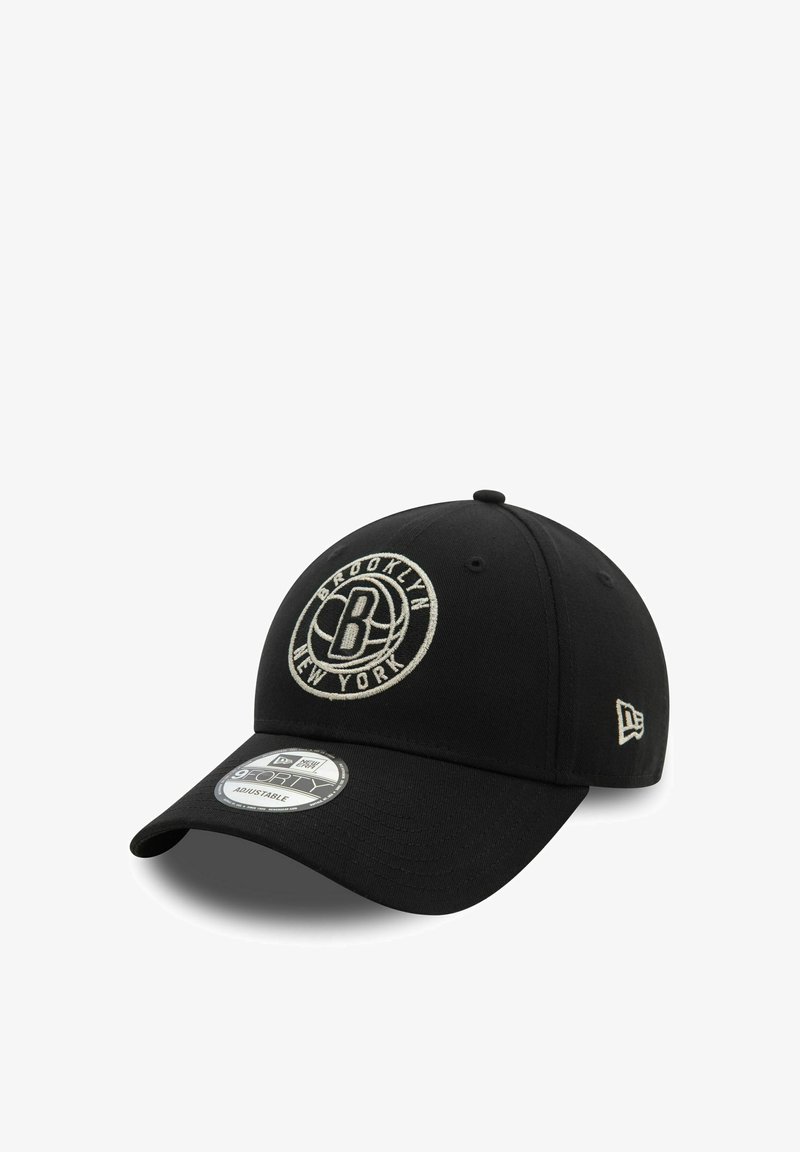 Gorra de béisbol negra con un logotipo bordado en blanco que dice "Brooklyn Nueva York". Tiene una visera curva y un cierre ajustable tipo snapback.