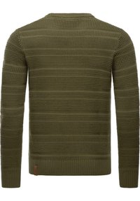 Maglione a maglia verde oliva con righe orizzontali, polsini e orlo a coste, dotato di una piccola etichetta con logo in basso a sinistra.
