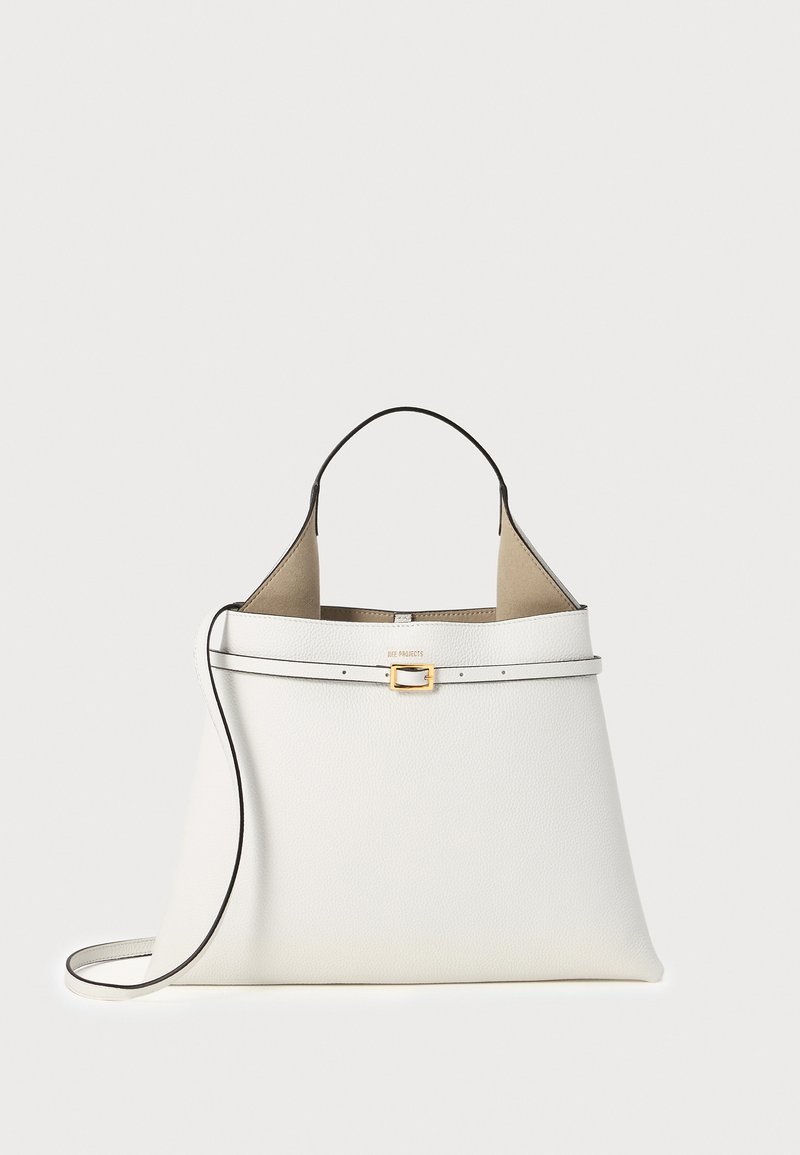 Bolso de piel blanca con un diseño estructurado, que presenta un borde negro, herrajes dorados y una correa de hombro desmontable.