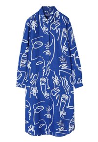 Abito camicia blu con un motivo astratto di volti e fiori bianchi, maniche lunghe, chiusura a bottoni e vestibilità rilassata.