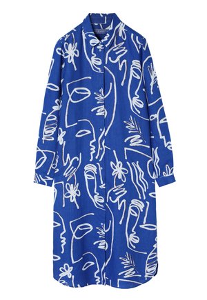 Blauwe jurk met lange mouwen, featuring een wit abstract gezicht en bloemenpatroon, knoopsluiting en een relaxte pasvorm.