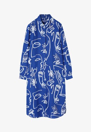Blauwe jurk met lange mouwen, featuring een wit abstract gezicht en bloemenpatroon, knoopsluiting en een relaxte pasvorm.