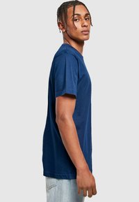 Mørkeblå bomulds t-shirt med korte ærmer, rund hals og en afslappet pasform. Letvægtsstof med en glat tekstur, minimalistisk design.