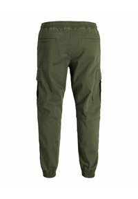 Pantalon cargo vert olive avec taille et ourlets élastiques, avec poches passepoilées au dos et poches à rabat latérales sur les deux jambes.