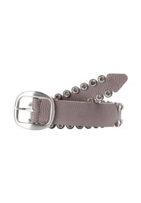 Cinturón de cuero en gris claro con una hebilla plateada y tachuelas decorativas. Presenta un acabado texturizado y un diseño de extremo puntiagudo.
