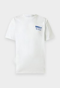 Λευκό κοντομάνικο T-shirt με στρογγυλή λαιμόκοψη και μπλε κείμενο "OBEY Sound Design Dept" καθώς και μικρό γραφικό στο αριστερό στήθος.