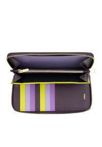 Cartera de cuero morada con cremallera amarilla, con un interior de diseño a rayas en tonos morados, amarillos y azules. Incluye secciones de bolsillo transparentes.